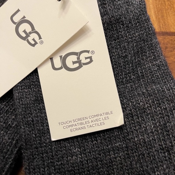 😍😍😍SOLD😍😍😍 UGG KNIT TECH GLOVE CHARCOAL - Picture 2 of 6